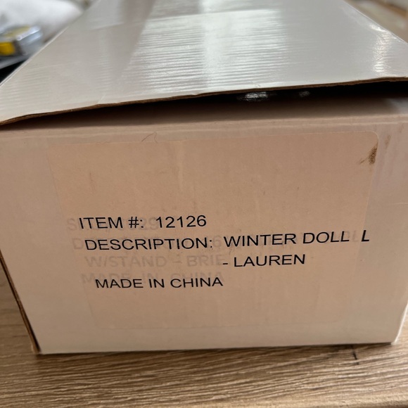 Vintage Winter Porcelain Doll, Lauren, Heritage Signature Collection - Picture 11 of 16